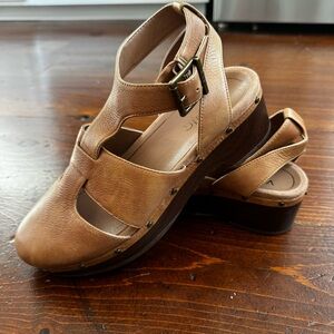 Vionic Faye Brown Platform Sandals-size 8. Closed Toes- Metal‎ Rivet Accent